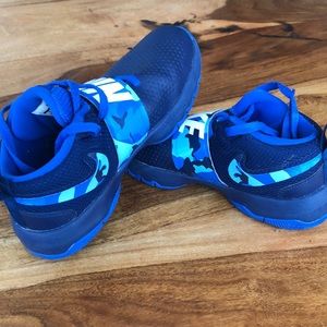 Nike Youth Mid Top Size 6